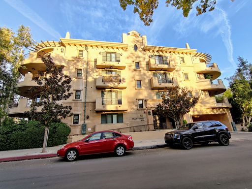 Luxurious and Spacious 3 bedroom in Prime Studio City Location – photo 1