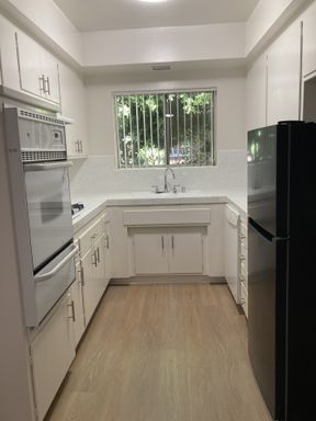 1 BED / 1 BATH IN PRIME SHERMAN OAKS LOCATION