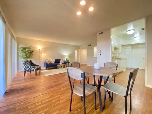 Huge 1 +1.5 with large patio in Sherman Oaks. – photo 1