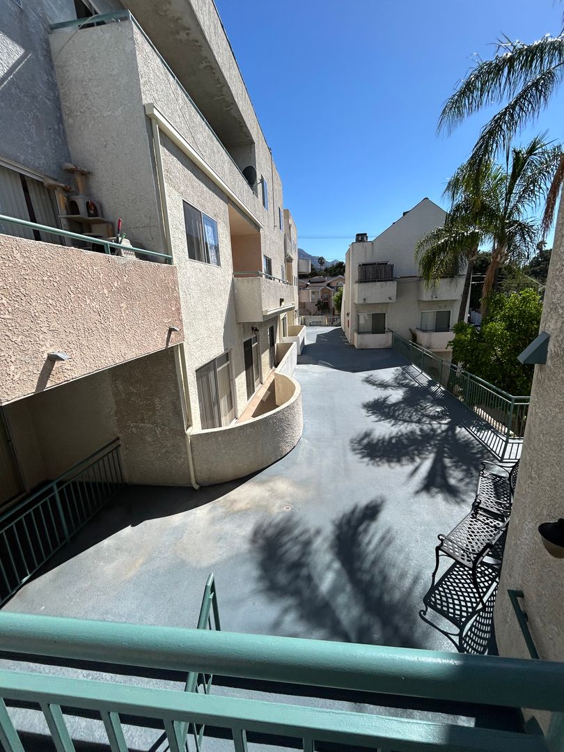 Tujunga Apartment: 10051 Pinewood Ave.