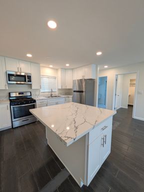 Newly Renovated 1 Bedroom with Parking! – photo 1