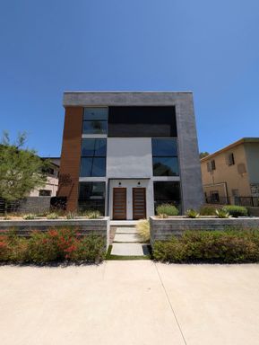Spacious & Modern Tri Level 2 Bedroom with Garage Parking – photo 1