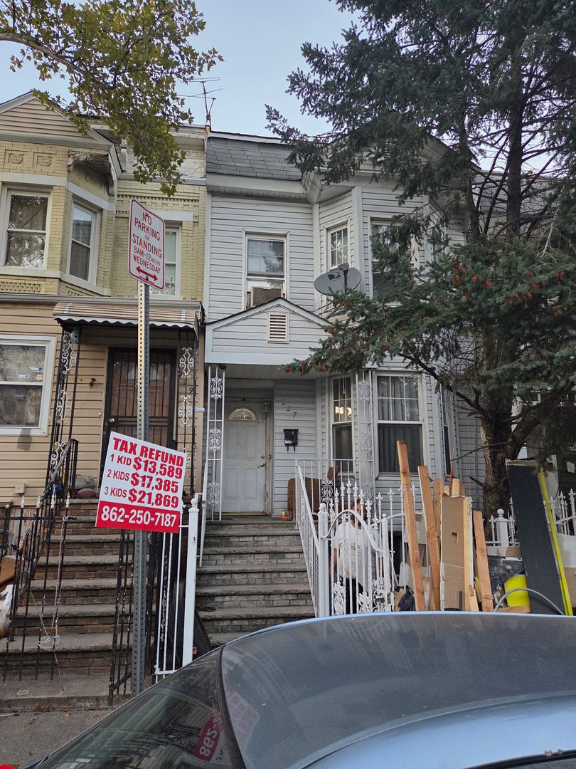 Newark House: 227 6th Ave