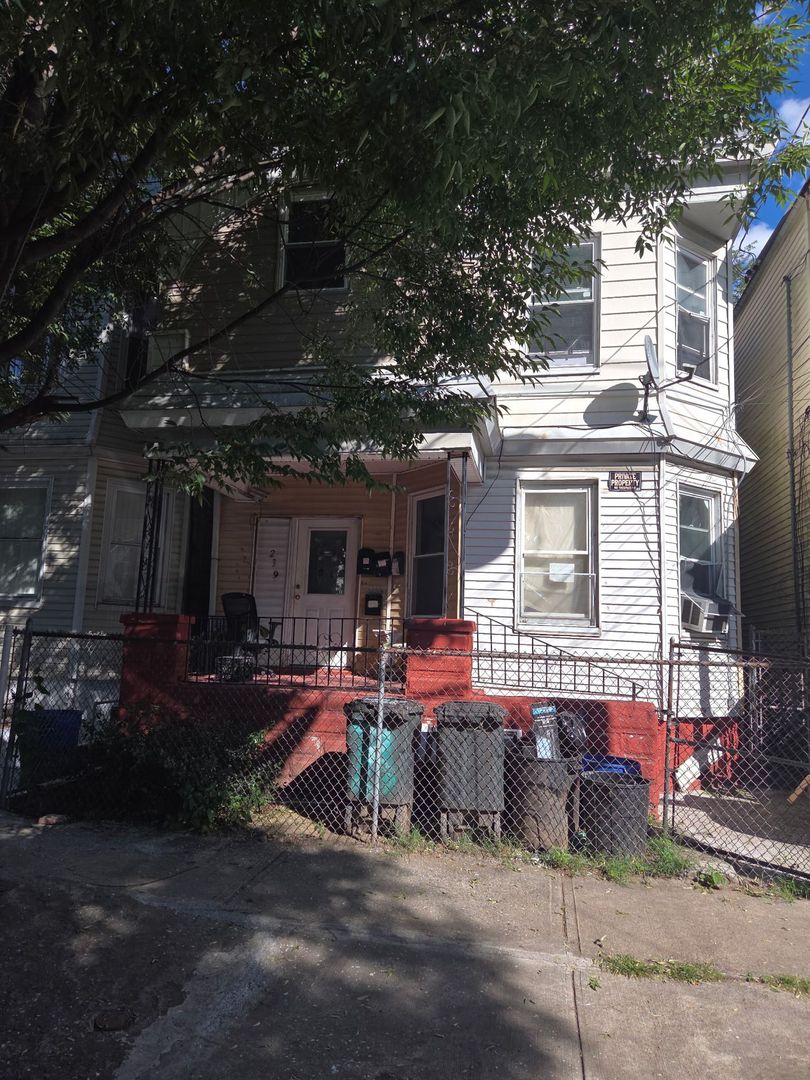 Newark Apartment: 239 N 5th St