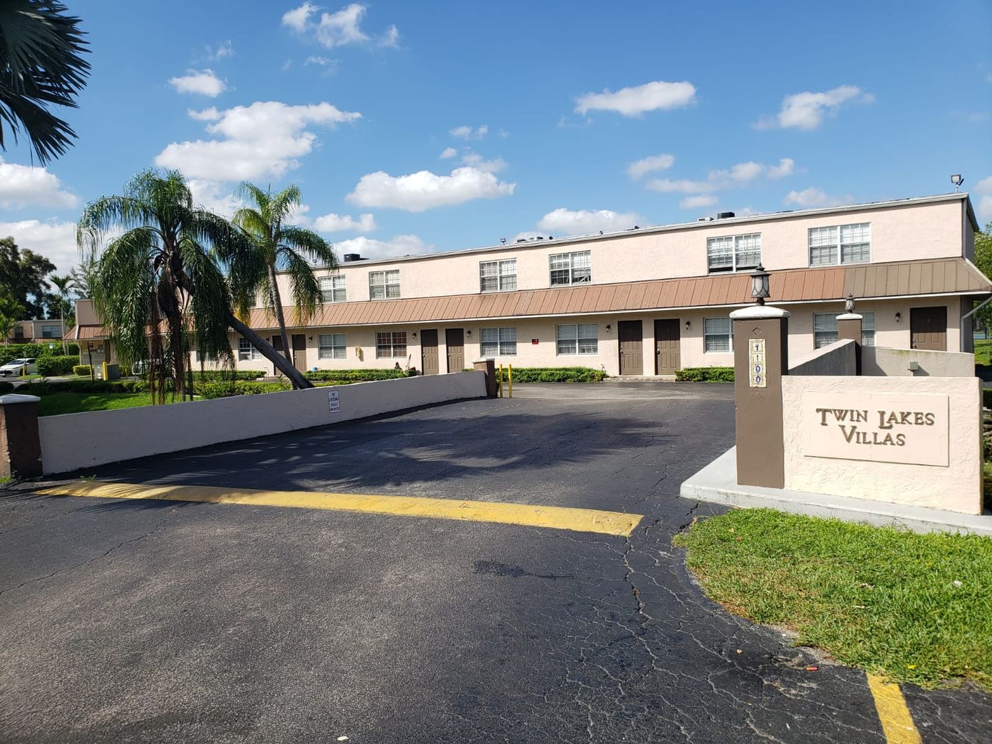 Oakland Park Apartment: 4100 NW 16th Ave