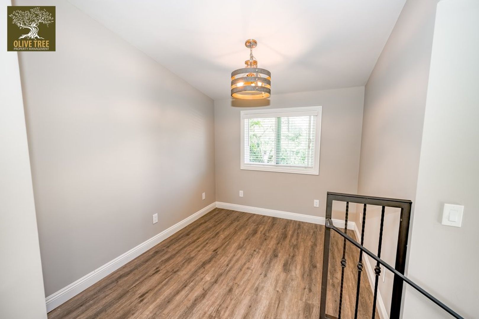 Fully Updated Spacious Studio Above Garages in Pasadena! 6 of 10