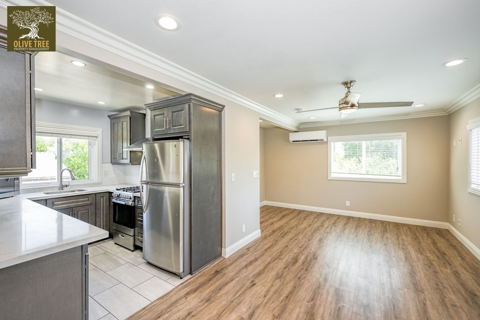 Fully Updated Spacious Studio Above Garages in Pasadena! 3 of 10