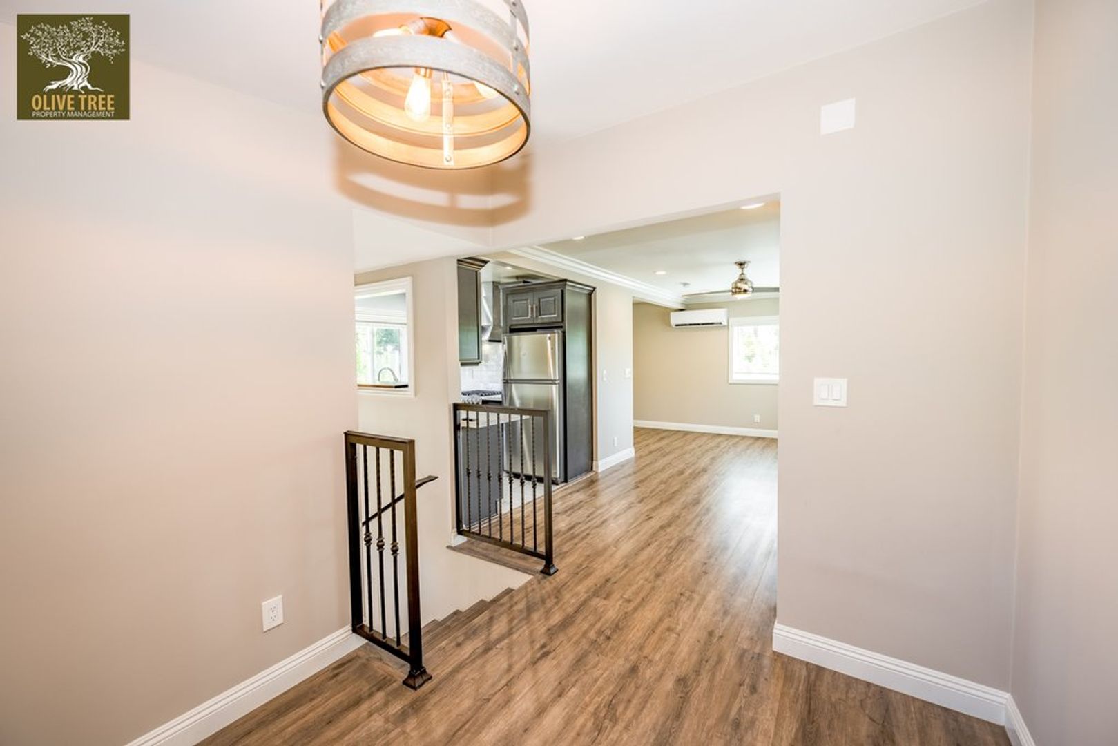 Fully Updated Spacious Studio Above Garages in Pasadena! 2 of 10