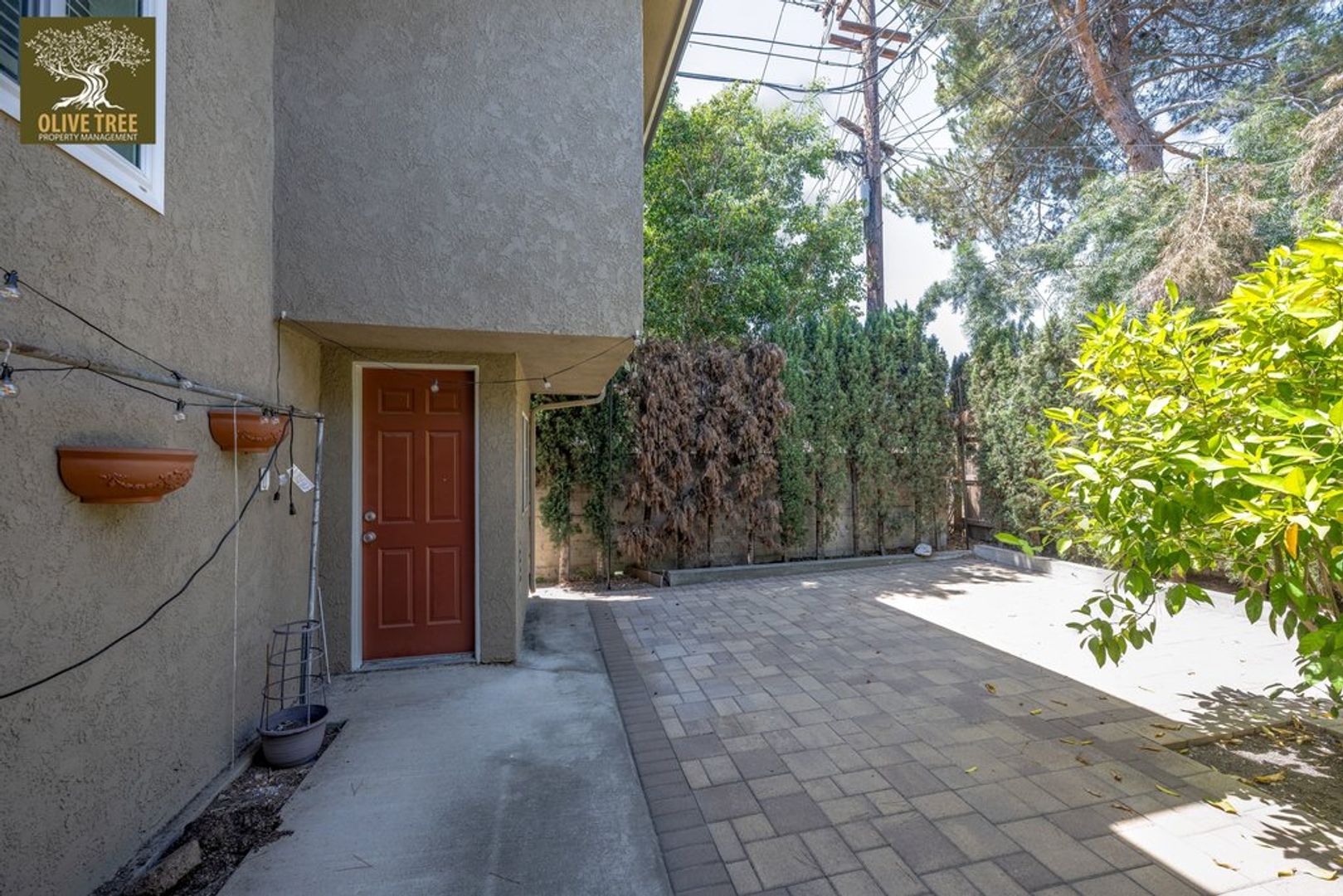 Fully Updated Spacious Studio Above Garages in Pasadena! 9 of 10