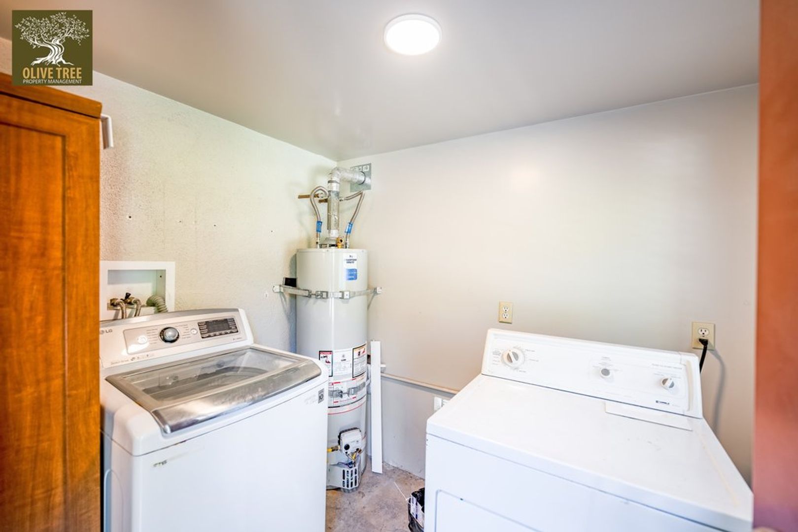 Fully Updated Spacious Studio Above Garages in Pasadena! 10 of 10