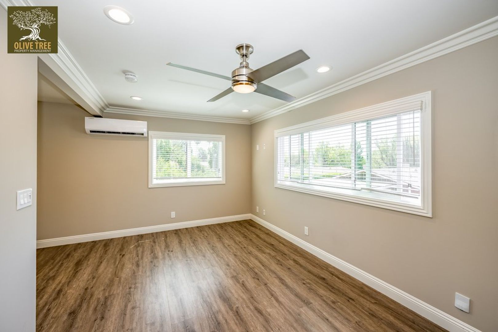 Fully Updated Spacious Studio Above Garages in Pasadena! 8 of 10