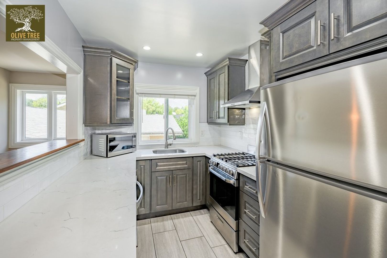 Fully Updated Spacious Studio Above Garages in Pasadena! 4 of 10