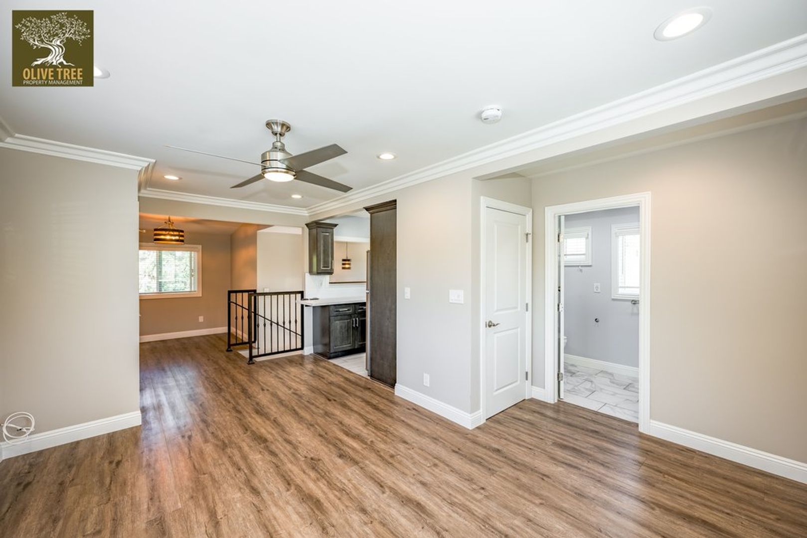 Fully Updated Spacious Studio Above Garages in Pasadena! 5 of 10