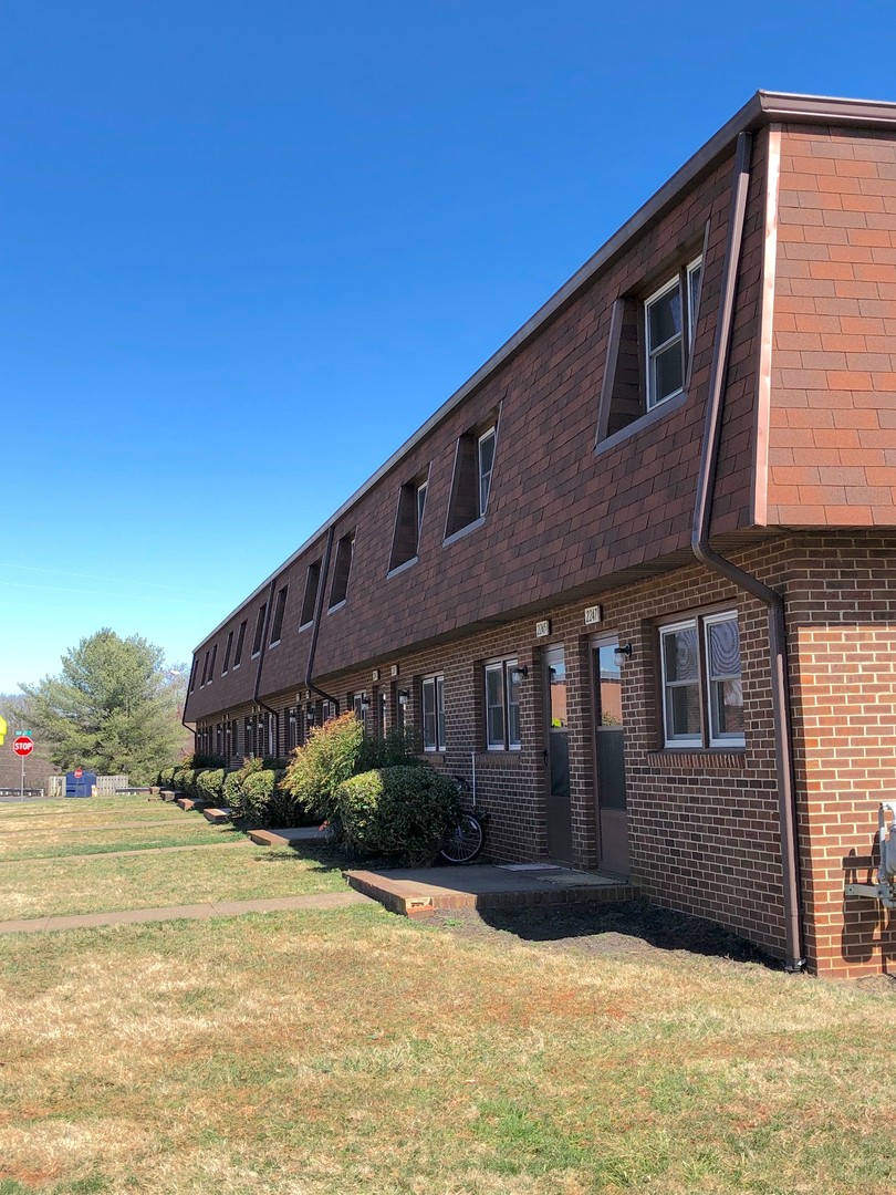 Culpeper Apartment: Redbud Street