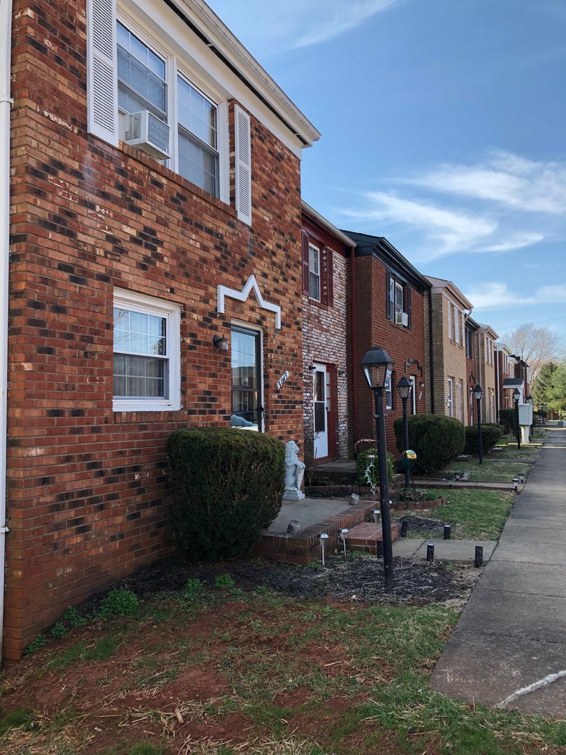 Culpeper Apartment: Redbud Street