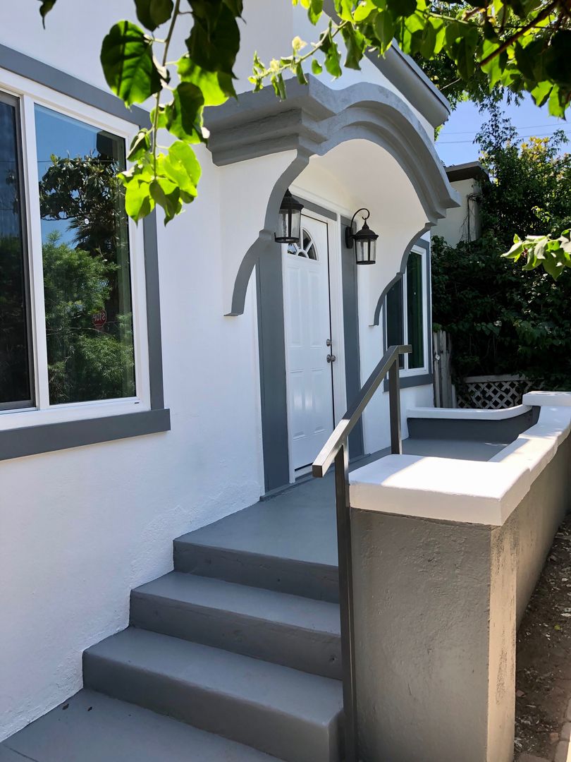 Los Angeles Apartment: 6678-88 DE LONGPRE AVE.