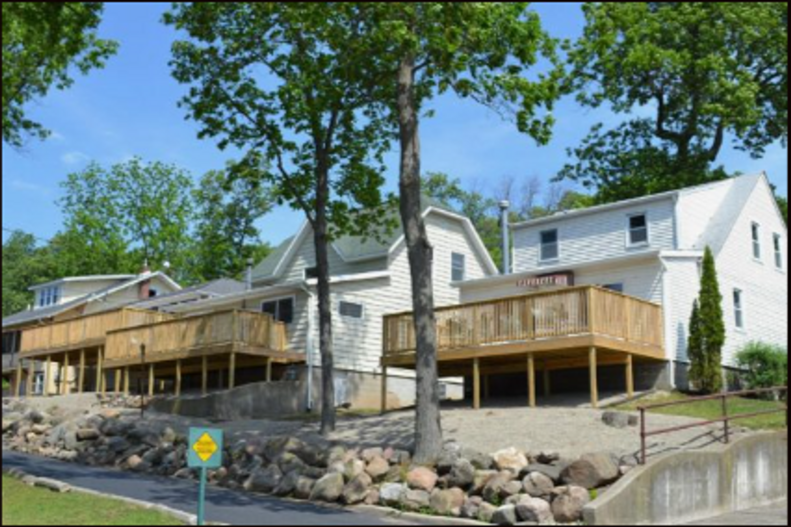 Syracuse House: 660 E Lake View Rd