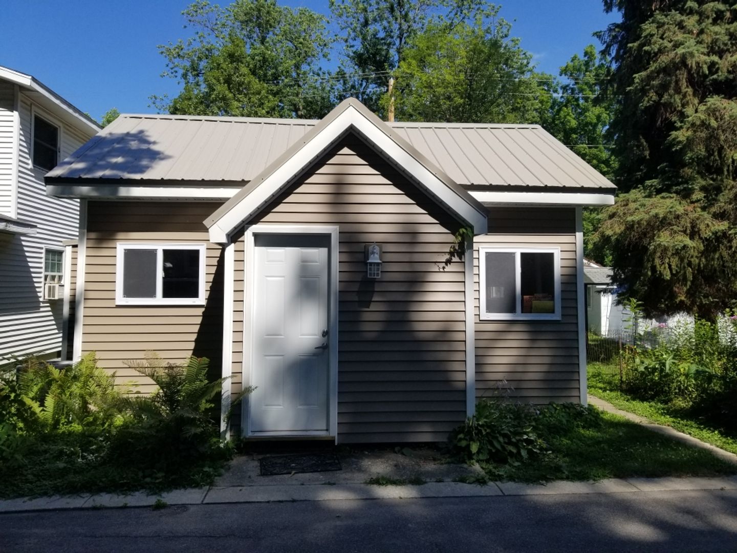 Syracuse House: 1008 S Hansing St