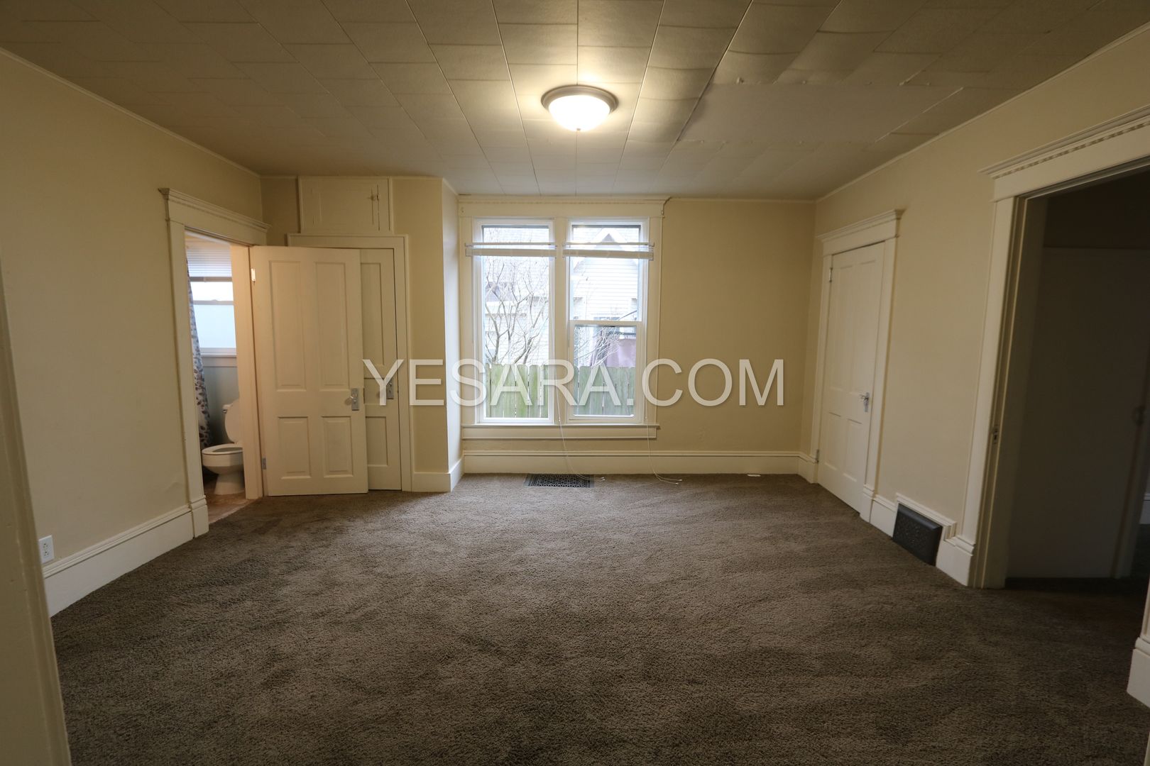 Burlington Apartment: 539, 539 1/2 S Adams St