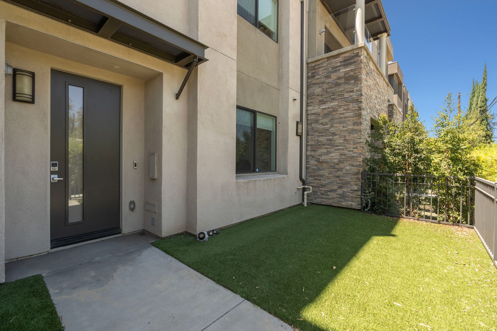 Van Nuys House: 13107 W Lumina Way