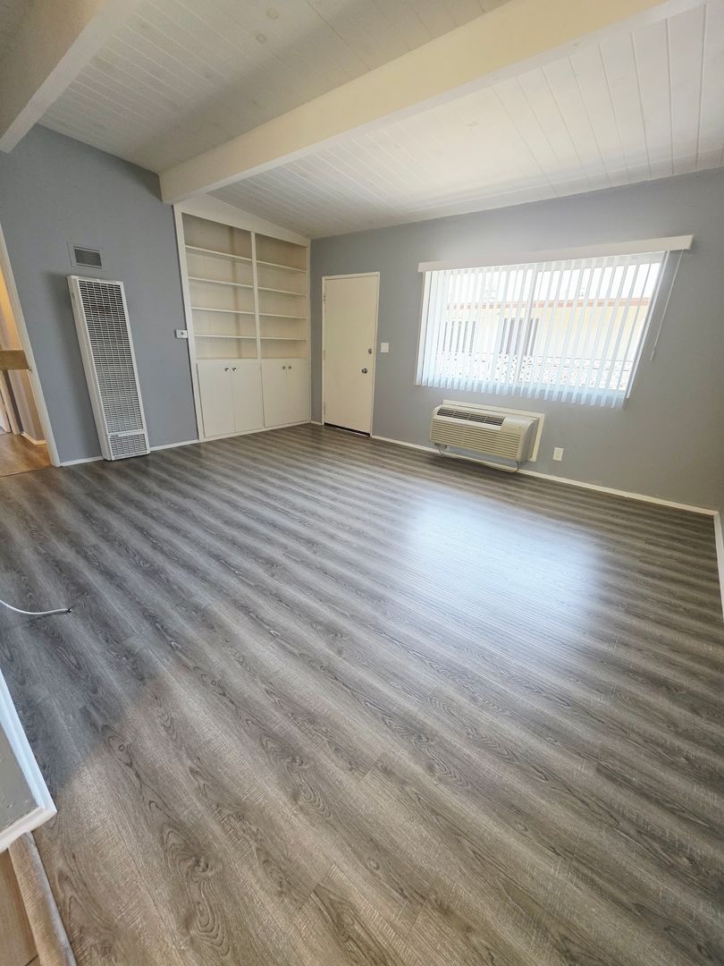 La Crescenta Apartment: 4133 La Crescenta Ave