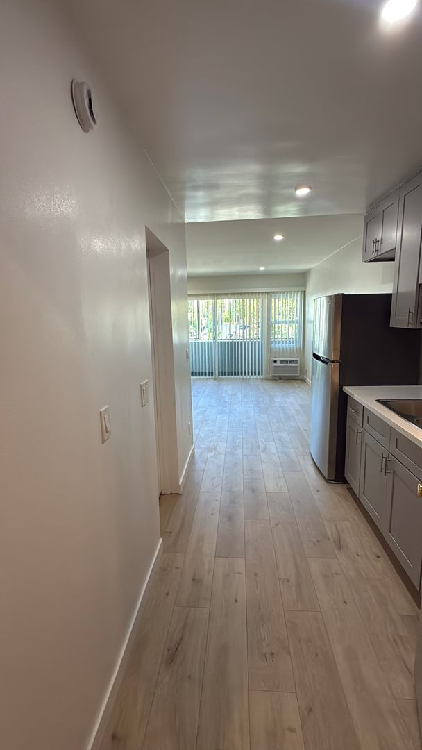 Van Nuys Apartment: 7461 Hazeltine Ave