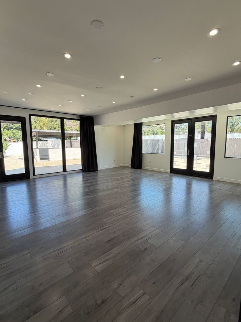 Sun Valley Apartment: 9040 Wildwood Ave