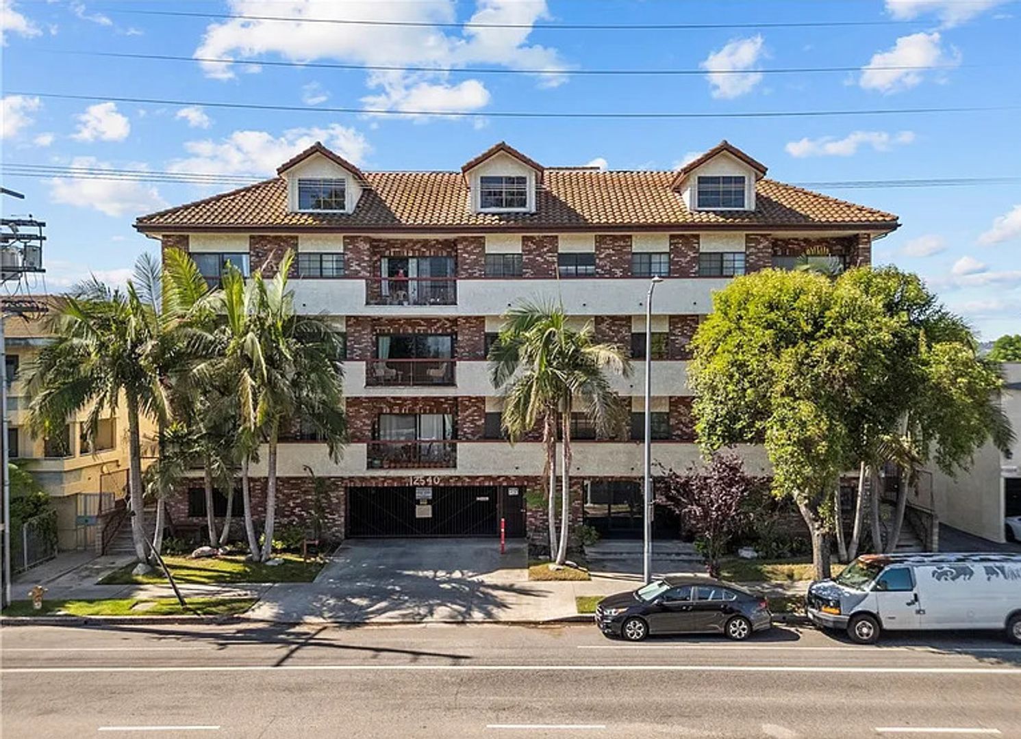 Valley Village Apartment: 12540 Burbank Blvd. Apt 103