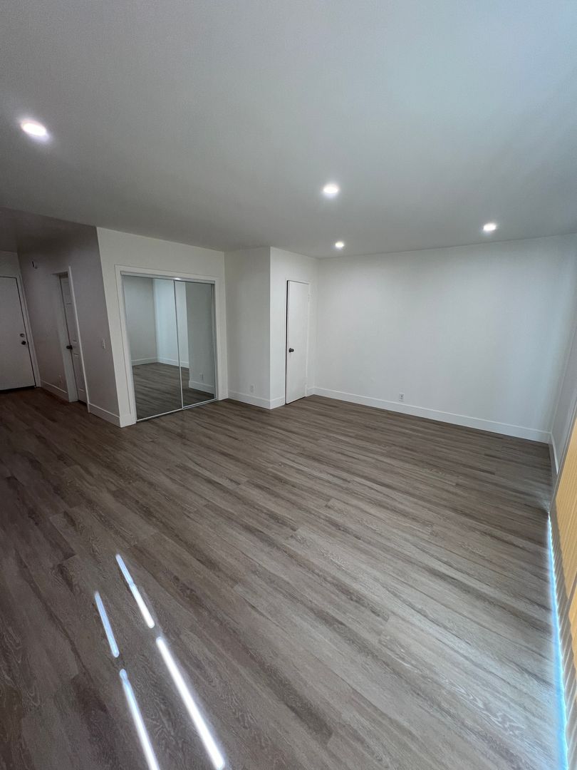 Van Nuys Apartment: 7461 Hazeltine Ave