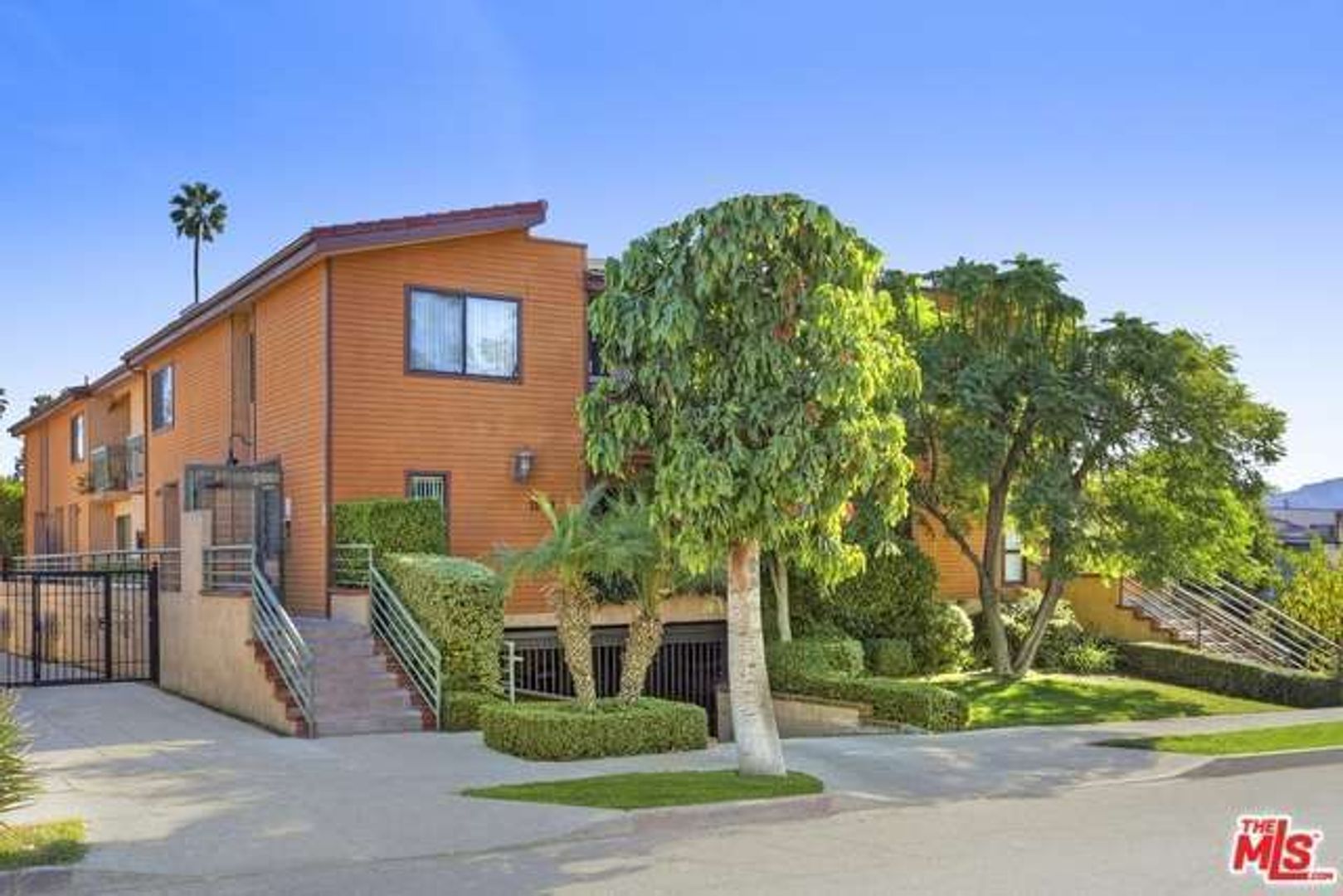 Glendale Apartment: 1144 1-4, 1148 5-8 Rosedale Ave