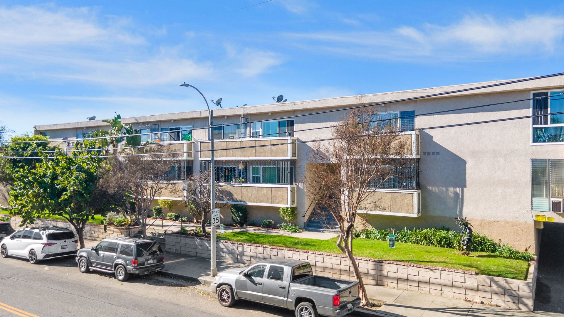 Van Nuys Apartment: 7461 Hazeltine Ave