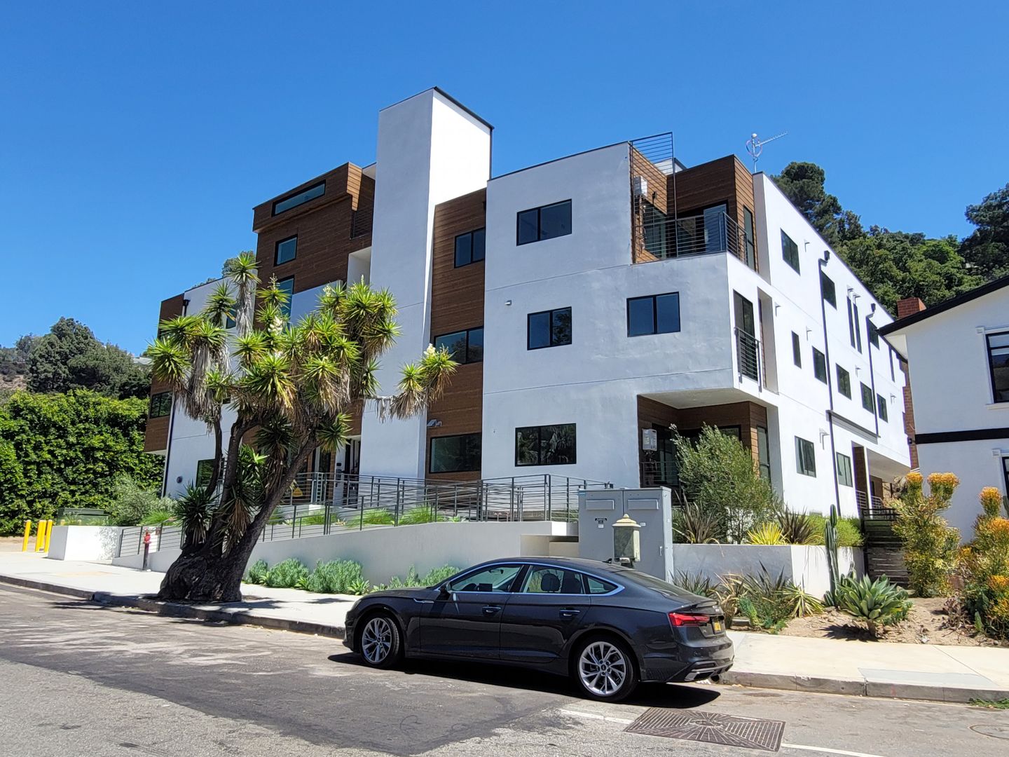 Los Angeles Apartment: 862 Moraga Dr.