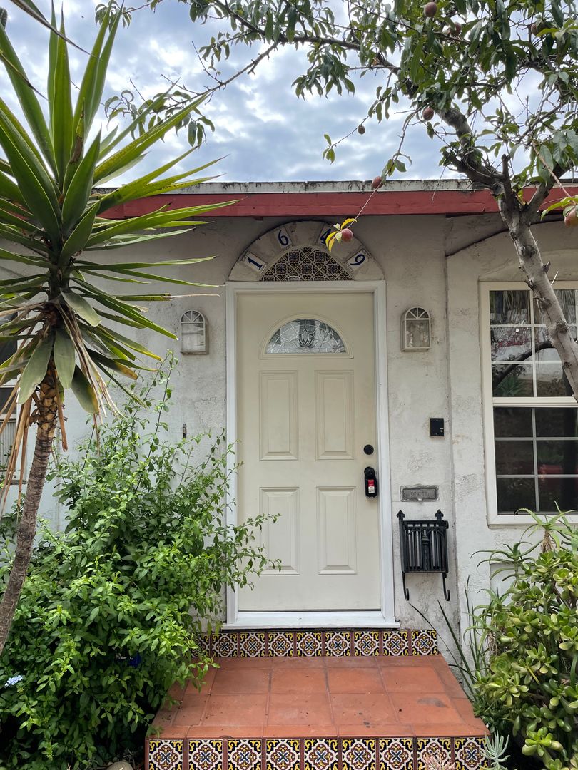 Los Angeles Apartment: 1649 Sargent Place