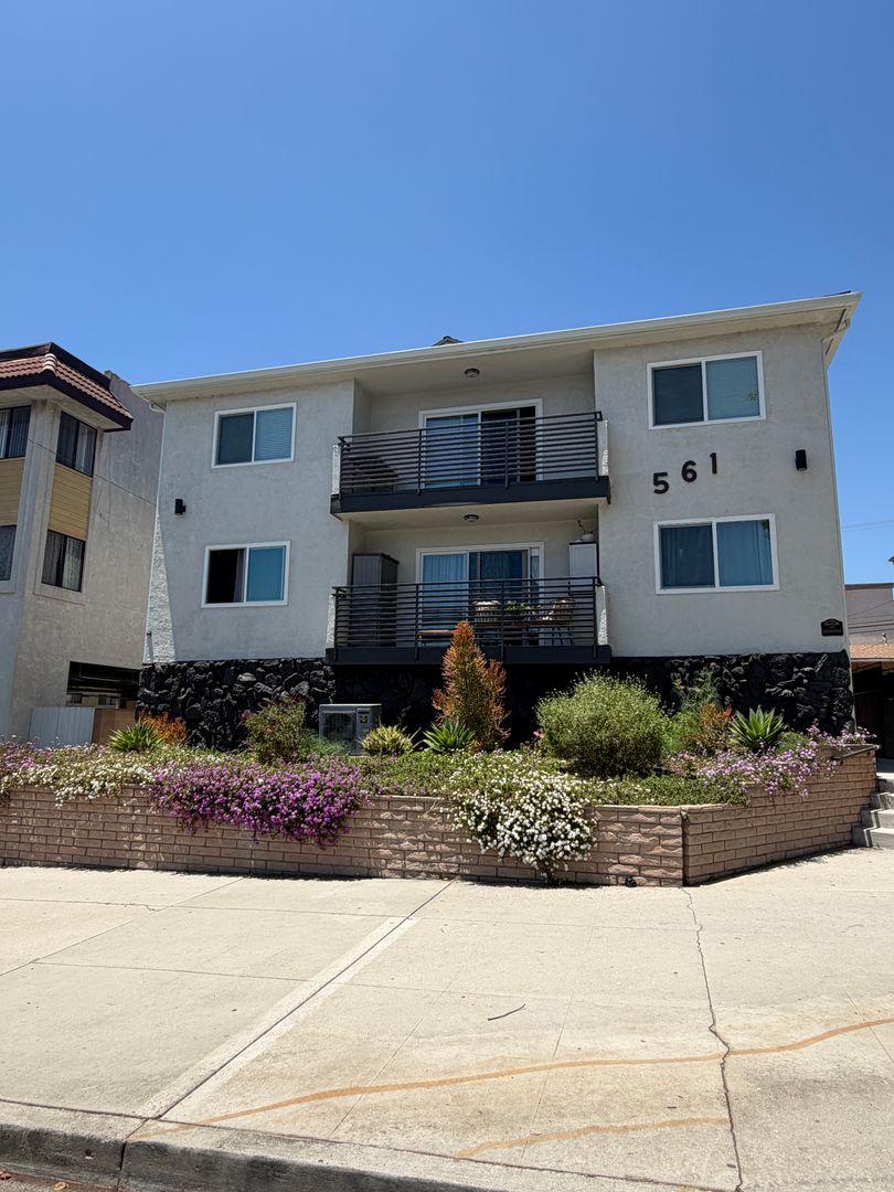 Burbank Apartment: 561 East Orange Grove Avenue