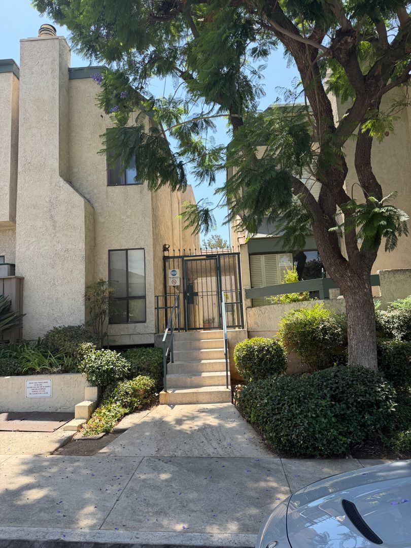 Glendale Townhome: 1734 N. Verdugo Rd. #6