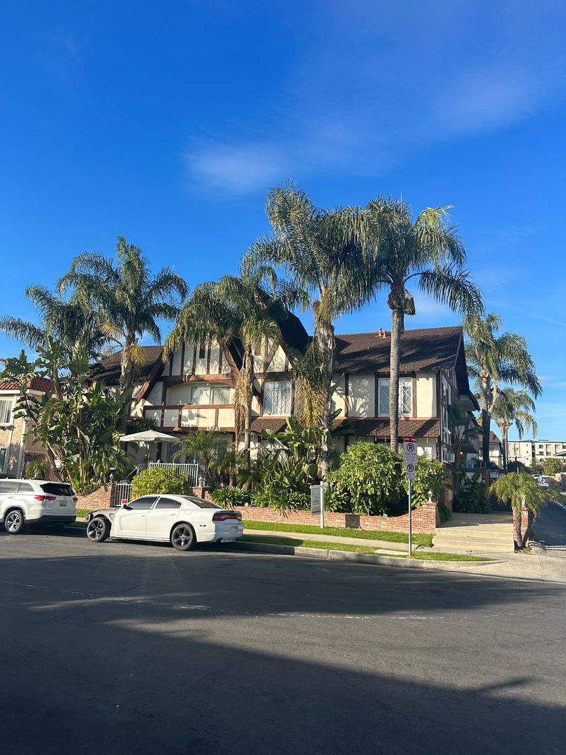 Northridge Apartment: 18521 Prairie St