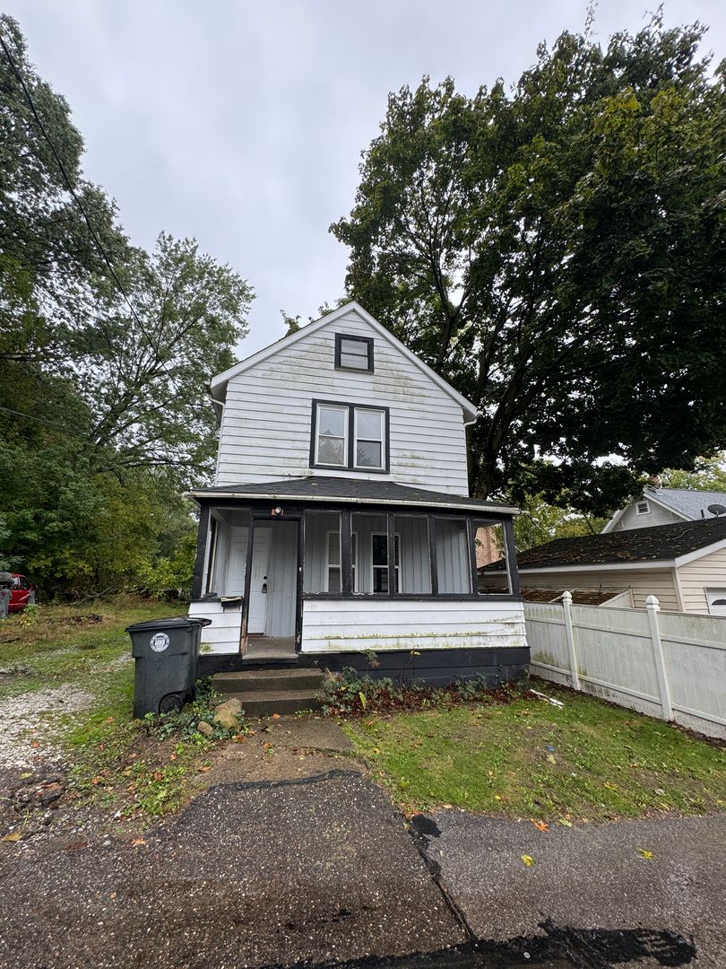 Akron House: 172 Vesper Street