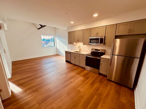 Fox Apartments, One Bedroom Unit, Downtown Location – photo 1
