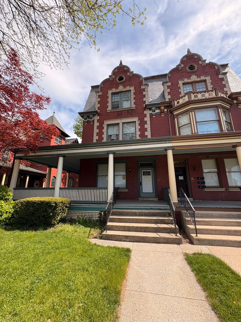 York Apartment: 727 S George Street