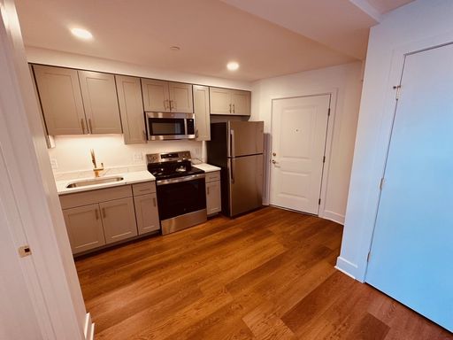 Fox Apartments, New Studio Unit, Downtown Location – photo 1