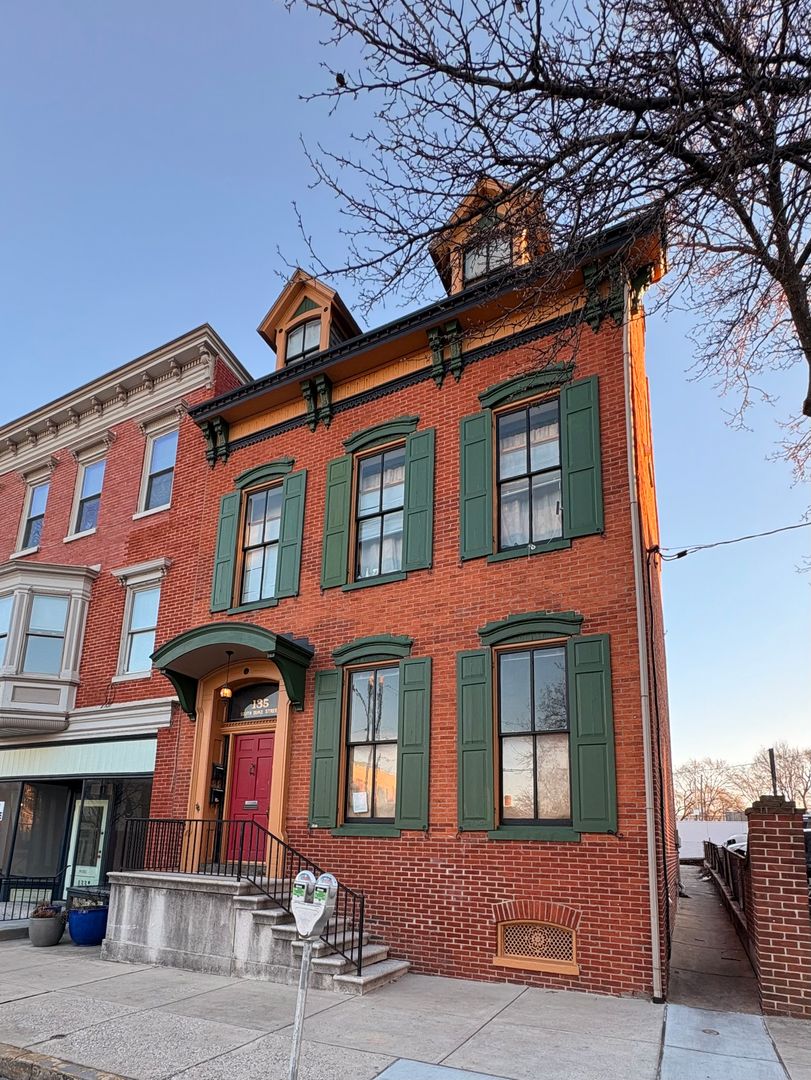 York Apartment: 135 S Duke St