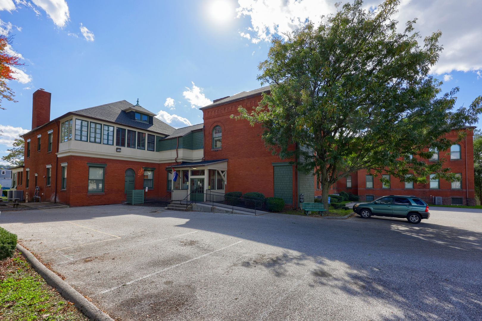 York Apartment: 252 W College Ave