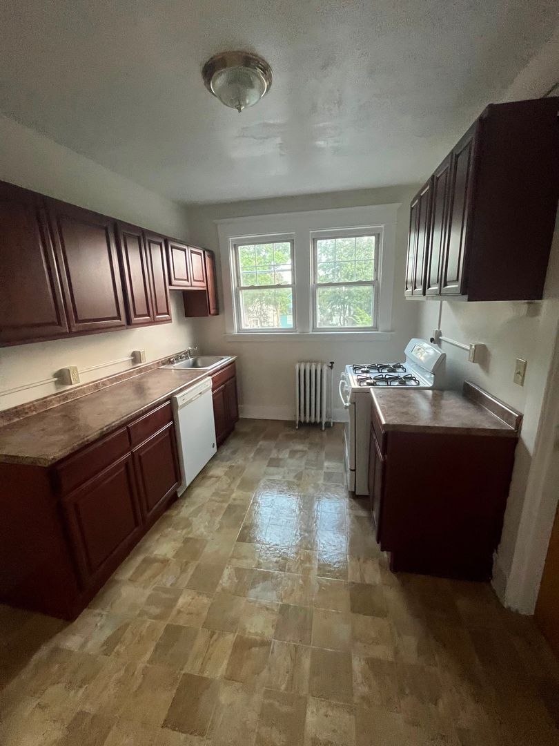 West Haven Apartment: 182 Elm St