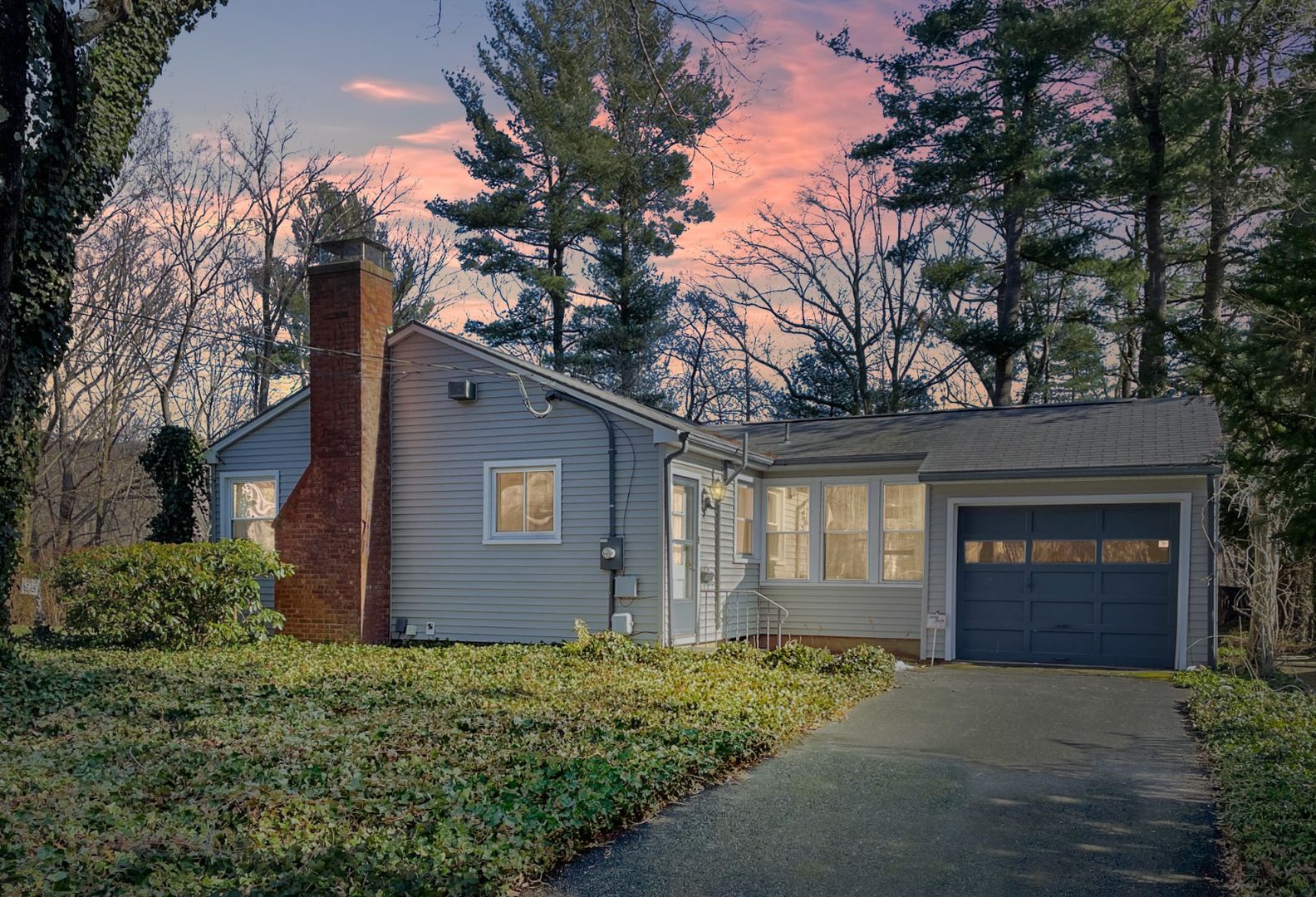 Hamden House: 95 Riverside Drive