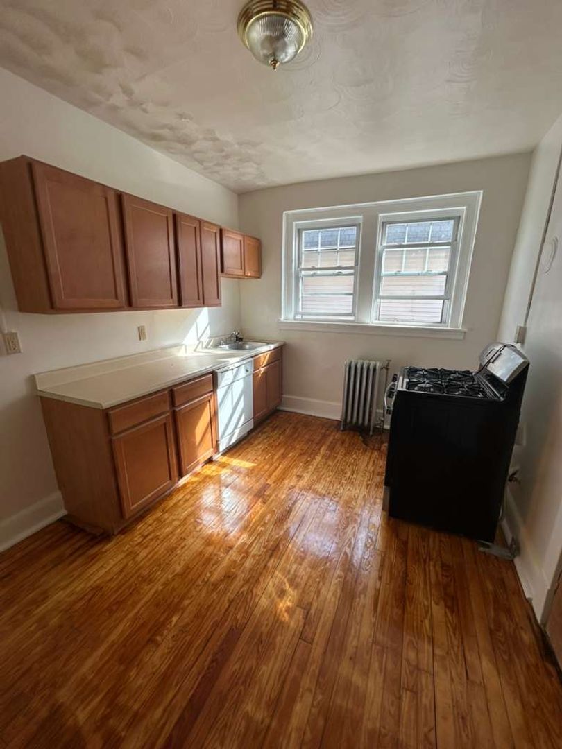 West Haven Apartment: 182 Elm St