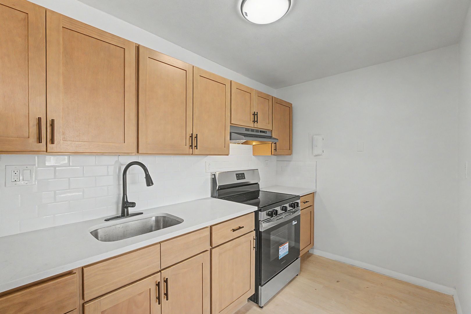 Windsor Locks Apartment: 21 Spring St
