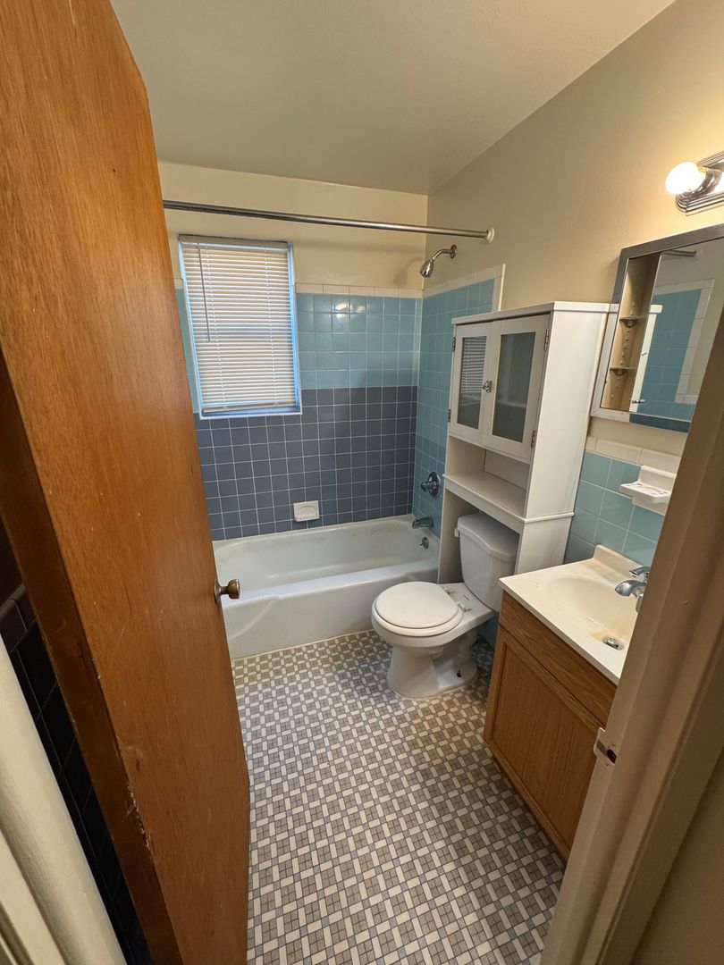 Windsor Locks Apartment: 21 Spring St