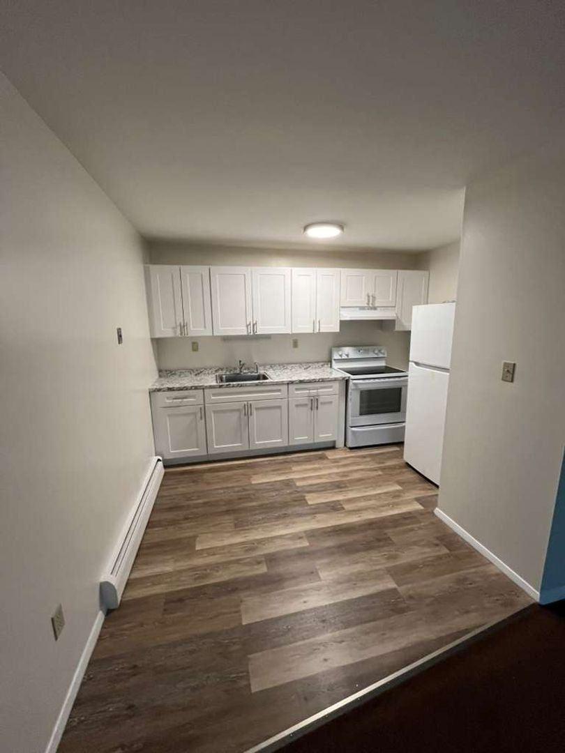 Windsor Locks Apartment: 21 Spring St