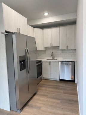 Spacious 2-Story 2BR/2BA | Modern Finishes + In-Unit Laundry – photo 1