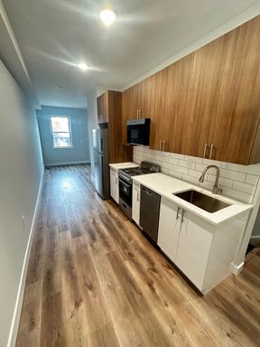 Modern 2 Bed, 2 Bath Apartment with In-Unit Laundry & Central A/C – photo 1